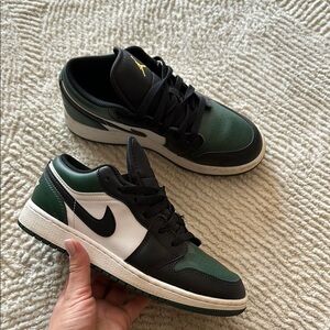 Jordan Men's Green and Black Sneakers